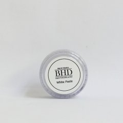 Die wei�e Augenbrauen-Paste von BHD hat eine leichte Creme-Konsistenz