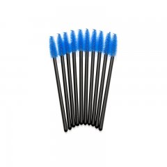 Mit diesen kleinen blauen B�rsten von Lashextend lassen sich die Wimpern b�rsten